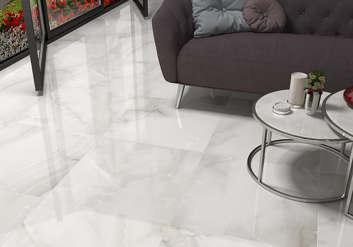 Kúpeľňa s porcelánovými dlaždicami v teplých a studených odtieňoch kolekcie Miroir (2)
