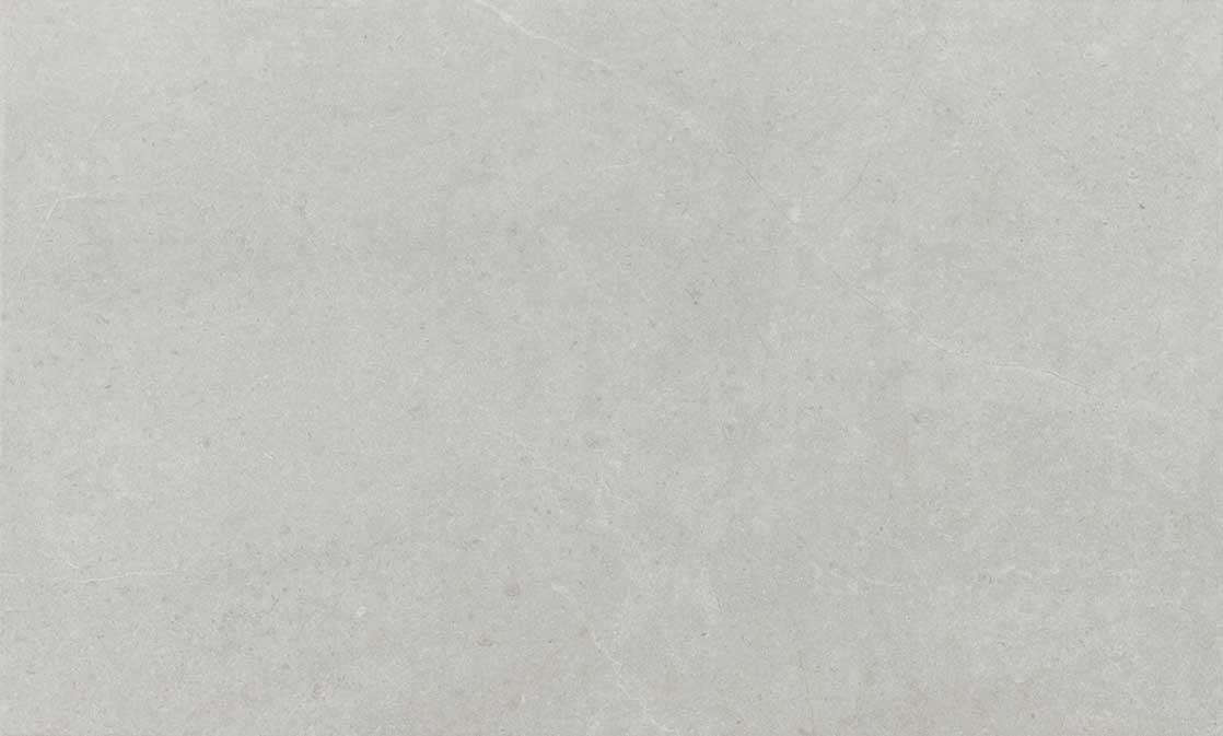 Svetlá kúpeľňa s neutrálnymi obkladmi Bellagio v odtieňoch Blanco a Perla (4)