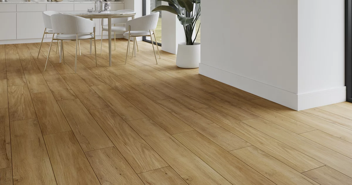 Kúpeľňa s dlažbou imitujúcou drevo v teplých odtieňoch kolekcie Specialwood (4)