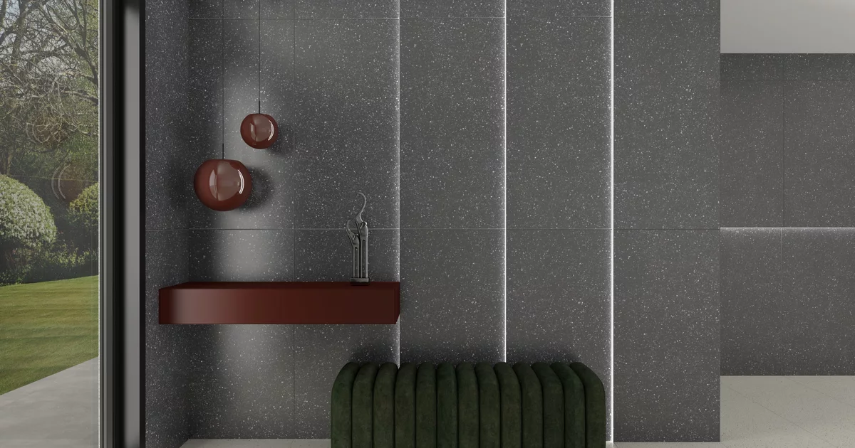 Kúpeľňa s tmavým terrazzo obkladom Macroside a minimalistickým nábytkom