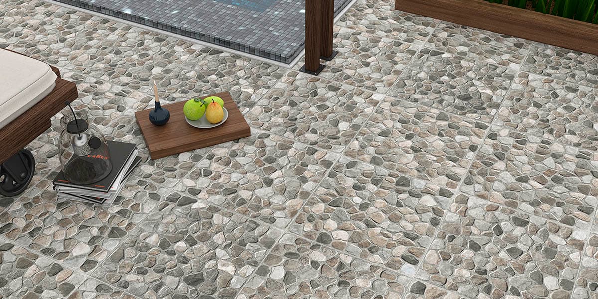 Kúpeľňa s neutrálnymi porcelánovými dlaždicami kolekcie Ecoceramic Quechua