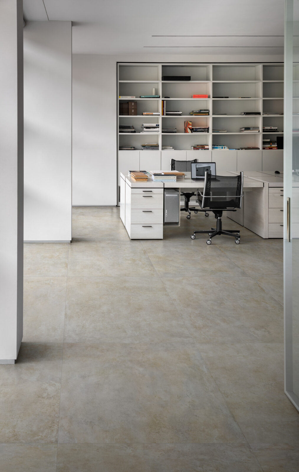 Kúpeľňa s veľkoformátovou cementovou dlažbou Plaza od Marazzi (2)
