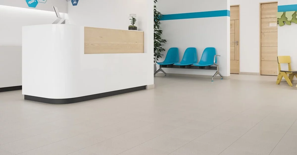 Svetlosivá matná dlažba 30×30 v modernom interiéri (2)