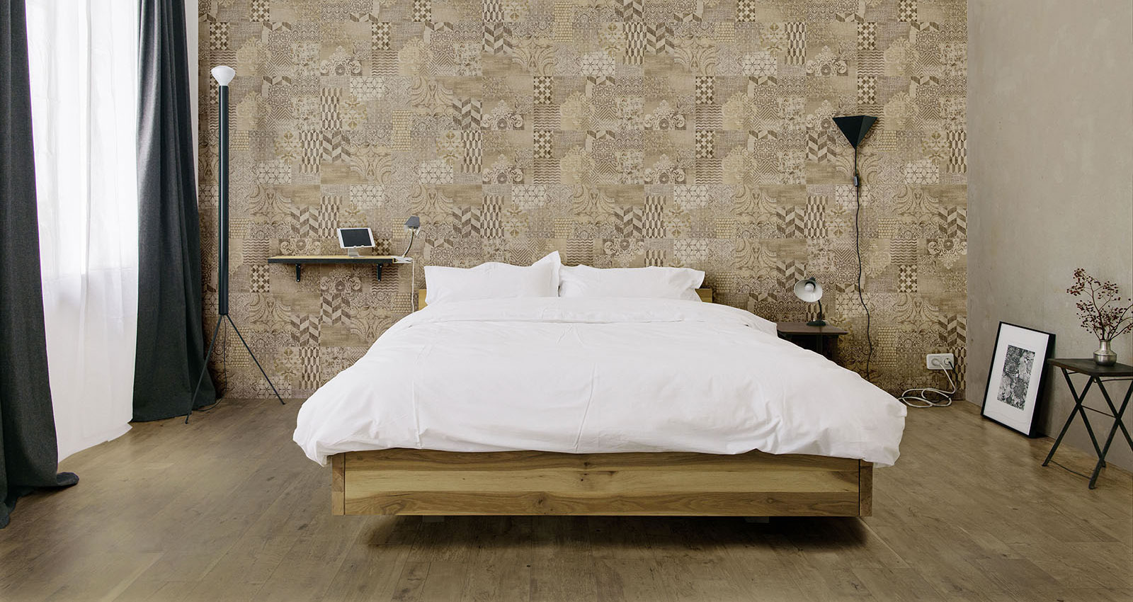 Kúpeľňa s vertikálnymi keramickými obkladmi v 40×120 cm s jemnou tkanou textúrou