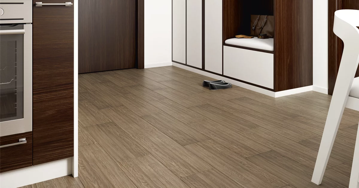 Drevený dekor Wood Basic v kúpeľni s neutrálnymi doplnkami